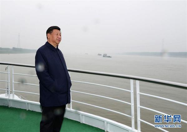 4月26日下午，中共中央总书记、国家主席、中央军委主席习近平在武汉主持召开深入推动长江经济带发展座谈会并发表重要讲话。这是座谈会前，习近平于25日上午乘船沿江察看两岸生态环境和发展建设情况。3