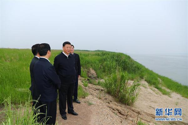 4月26日下午，中共中央总书记、国家主席、中央军委主席习近平在武汉主持召开深入推动长江经济带发展座谈会并发表重要讲话。这是座谈会前，习近平于25日下午在岳阳市君山华龙码头察看非法砂石码头取缔及整治复绿、湿地修复情况。