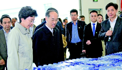 ▲调研组查看重庆西部物流园内的货品 ▲调研组查看重庆西部物流园内的货品