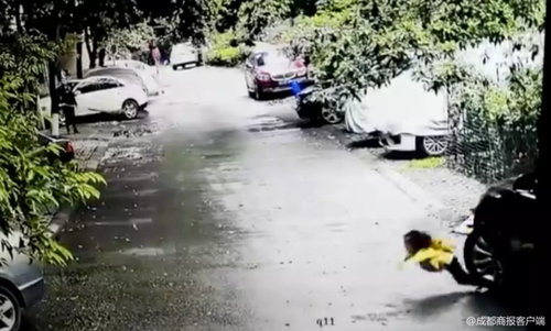 女孩小区内被碾压