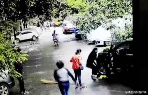 女孩小区内被碾压