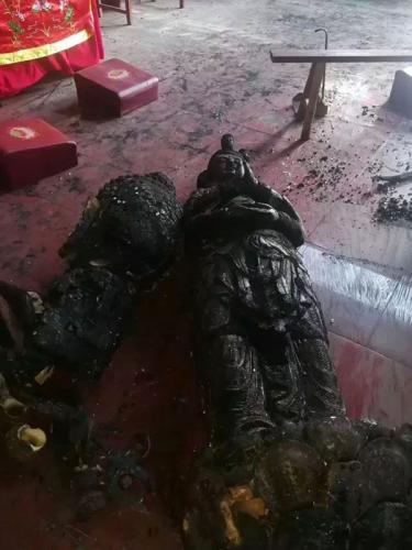 大火中被焚毁的佛像 当地人供图  点击进入下一页