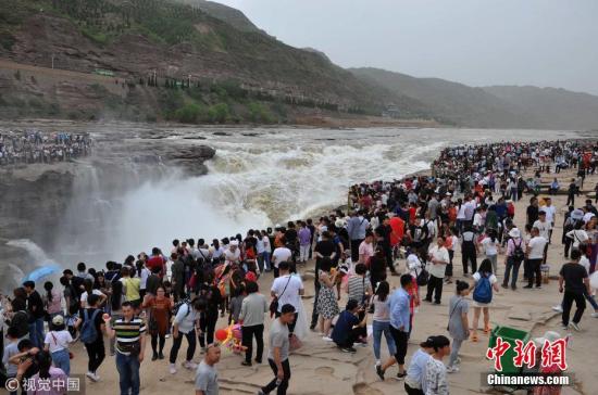 资料图：4月30日，山西临汾，众多游客在山西吉县黄河壶口瀑布游览观瀑。吕桂明 摄 图片来源：视觉中国