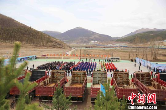 图为项目集中复工开工仪式现场?！∈┘焉?摄