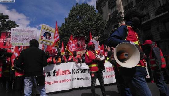 法国巴黎2万人五一大游行 现打砸纵火暴力场面