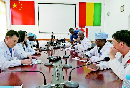 中国志愿医生在进行术前讨论 中国志愿医生在进行术前讨论