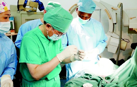 中国志愿医生冀园琦主任在术中指导 中国志愿医生冀园琦主任在术中指导