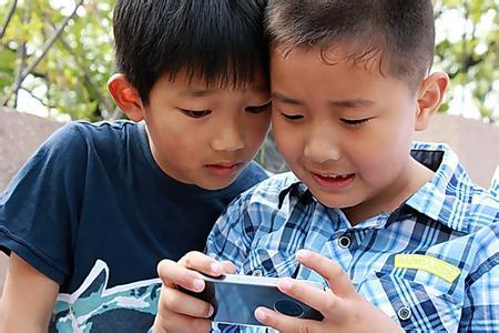 党报:触网年龄或低于3岁 如何让孩子不沉迷网络?