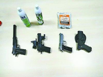 男子沉迷枪战游戏网购仿真枪 天台练枪被拘留