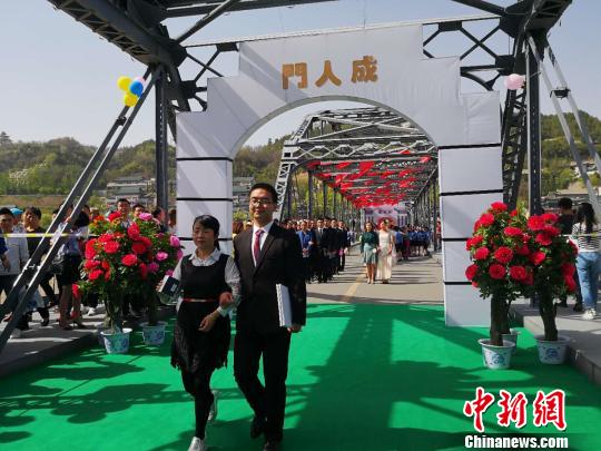 “00后”在家长的引领下走过地毯，穿过成人门，领取成人礼纪念证书，通过一场特殊的仪式宣告正式步入成人的行列?！∈肪簿?摄