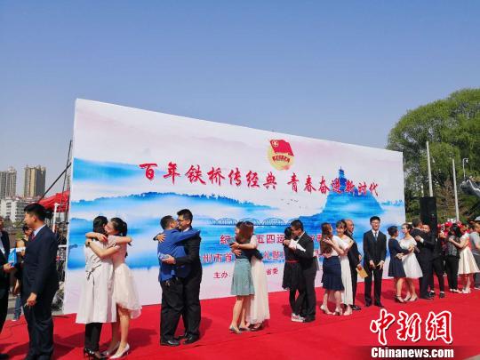 成人礼现场，青年们和父母互相拥抱，表达感恩之情?！∈肪簿?摄