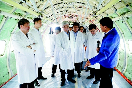 ▲调研组一行在中国商用飞机有限公司调研 ▲调研组一行在中国商用飞机有限公司调研