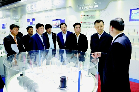 ▲调研组一行在江苏南通考察产业园区     ▲调研组一行在江苏南通考察产业园区