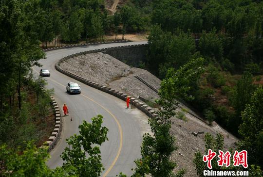 53岁养路工坚守深山33年累计养护总里程16万公里