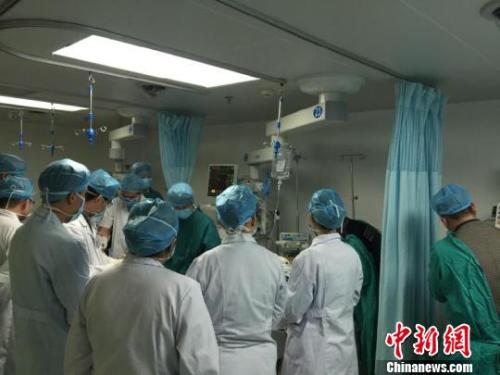 抢救伤员?！≈有?摄