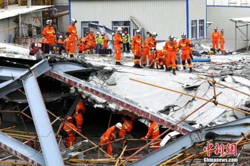 救援人员正在现场救援。<a target='_blank' href='http://www.chinanews.com/'>中新社</a>记者 王东明 摄 点击进入下一页