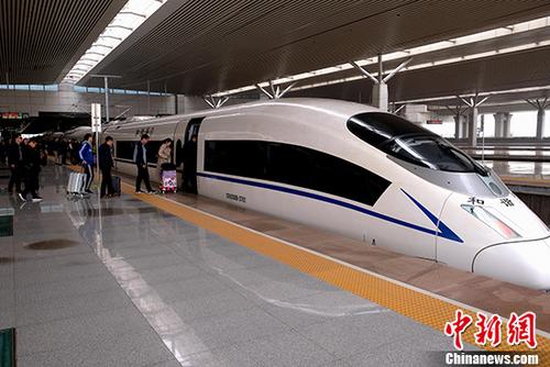 资料图：旅客准备乘坐高铁出行。 <a target='_blank' href='http://www.chinanews.com/'>中新社</a>记者 王中举 摄
