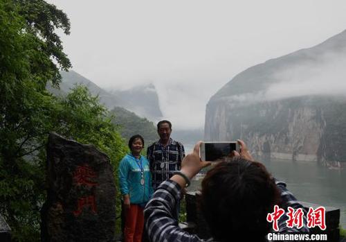 图为三峡夔门吸引游客驻足拍照留念。　周毅　摄