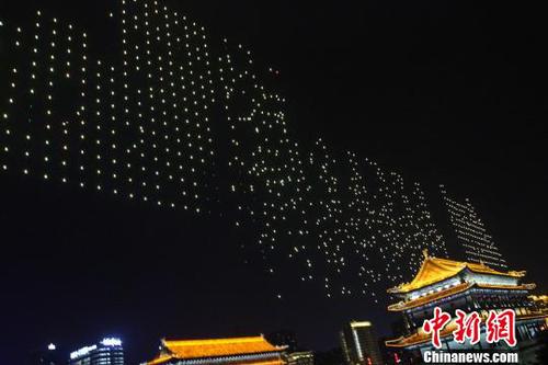 图为5月1日晚，西安无人机表演出现“乱码”?！≌乓怀?摄