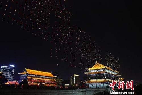 图为5月1日晚，西安无人机表演出现“乱码”?！≌乓怀?摄