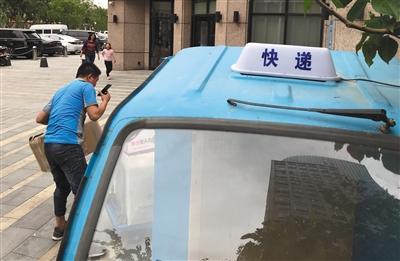  5月5日，北京亦庄，一辆快递三轮车上安装了写有“快递”字样的专用灯。新京报记者 吴江 摄