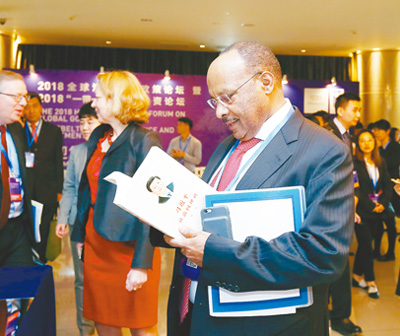 联合国副秘书长盖图在论坛间隙阅读《习近平谈治国理政》 联合国副秘书长盖图在论坛间隙阅读《习近平谈治国理政》