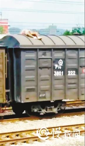 男子受伤倒在车顶上 点击进入下一页