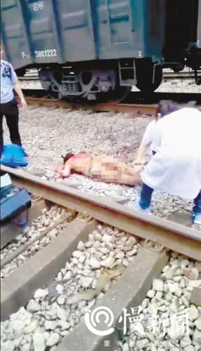 男子从车顶被救下来后倒在铁轨枕石上 点击进入下一页