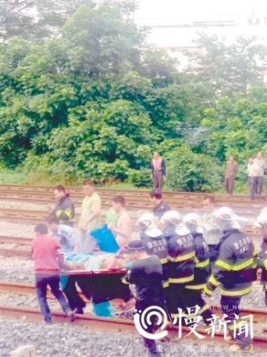 救援人员将受伤男子抬往救护车 点击进入下一页