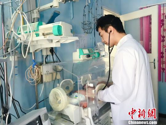 资料图：邓杰医院查房?！∈芊谜吖┩?摄