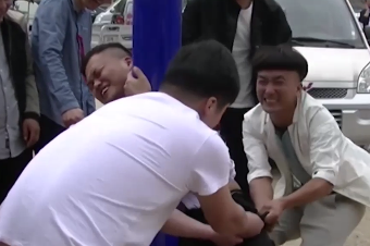 新郎遇婚闹被绑电线杆 衣服遭撕破还被喷一身酱油