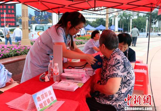 图为现场咨询义诊活动?！〔芤梨?摄