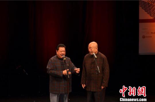 “neo leben她的笑容——北京曲艺家协会专场”活动由相声大师李金斗、李建华压轴，经典作品《欢歌笑语》为柏林的女性精英们带来了无限的“欢声笑语”。主办方供图