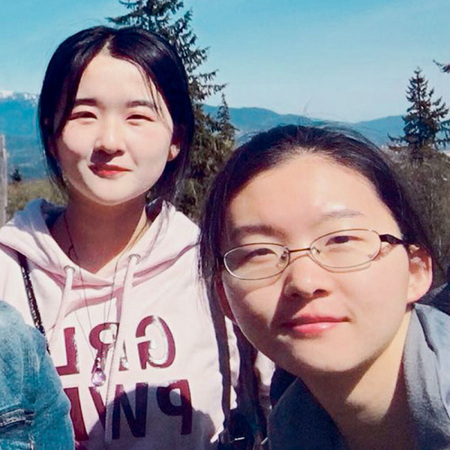 顾嘉瑶（右）、顾嘉玥双双获麦基尔大学录取。（加拿大《星岛日报》/受访者供图）