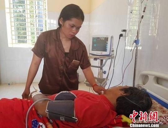 图为入院救治者和家人。当地《柬中时报》提供