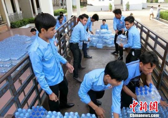 图为当地政府组织清洁水饮用水运到村庄。当地《柬中时报》提供