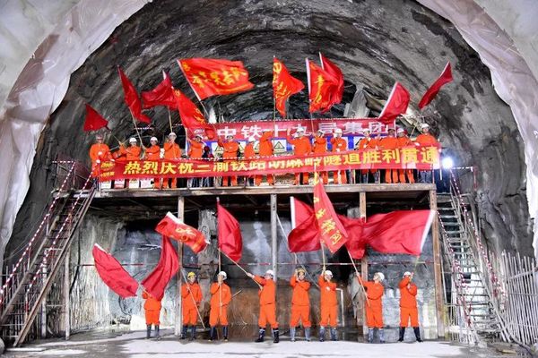 父子俩在兰渝铁路修德美干不了的隧道:6年未相见