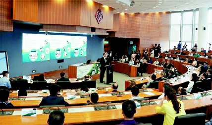 香港理工大学透露，自汶川地震发生以来，该校在受灾地区开展了教育和社区服务等多个项目，受惠人数超过3万，并培育了200多名护理和灾害管理等方面的人才。图为5月7日，全国政协委员、香港理工大学校长唐伟章在“汶川大地震十周年——由灾害管理到防灾减灾”论坛上致辞。  新华社发