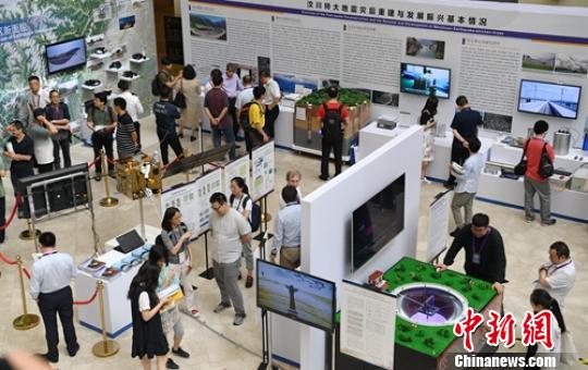 中国防震减灾成果展吸引了不少参观者。　刘忠俊 摄