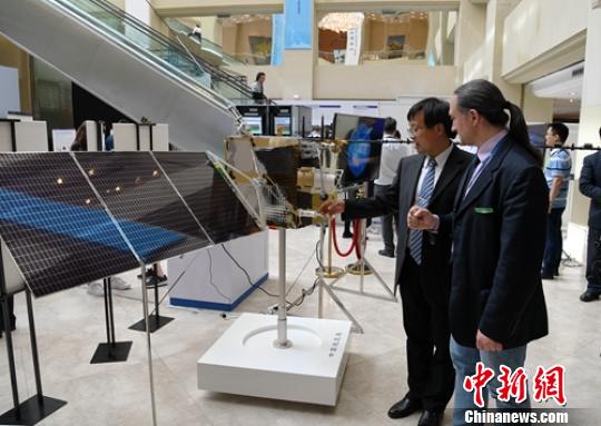 “张衡一号”卫星模型引关注?！×踔铱?摄
