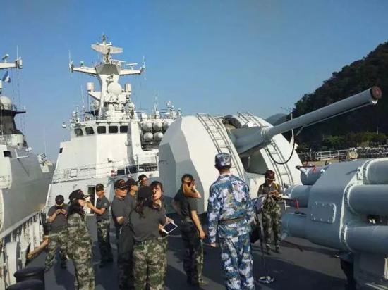 讲解员为大家介绍马鞍山舰。