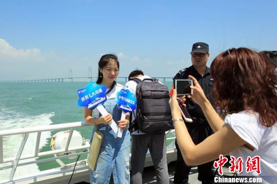 游客乘坐高速客轮近距离观赏港珠澳大桥 陆绍龙 摄 游客乘坐高速客轮近距离观赏港珠澳大桥 陆绍龙 摄