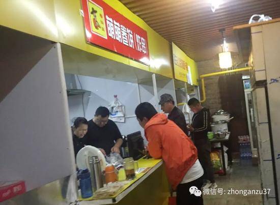▲丰台区安乐林路8号“蒲黄美食”内，狭窄的通道里林立多家格子小饭店，每个小隔断就是一家，主要供外卖。   新京报记者 大路 摄