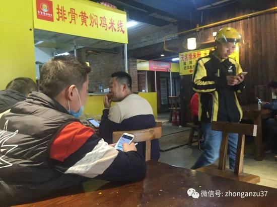 ▲“蒲黄美食”主要供外卖。最外大堂不多的几张桌椅边，坐满外卖骑手。   新京报记者 大路 摄