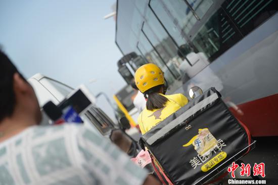资料图: 美团外卖 <a target='_blank' href='http://www.chinanews.com/' >中新网</a>记者 富宇 摄 资料图: 美团外卖 <a target='_blank' href='http://www.chinanews.com/' >中新网</a>记者 富宇 摄