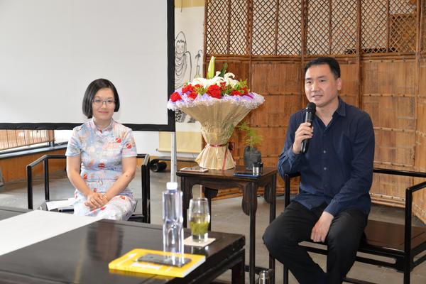 著名文化学者、艺术品鉴赏与投资专家吕立新（右一）与艺术史博士、艺术媒体资深记者付裕（左一）对谈