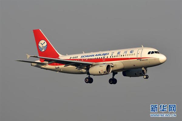 5月14日拍摄的发生故障后准备降落成都双流国际机场的川航3U8633。记者从四川航空公司了解到，当日，3U8633重庆至拉萨航班因机械故障备降成都，该航班于7时40分左右安全落地。此后，川航安排3U8695执行成都至拉萨航班，已于12时9分飞往拉萨。