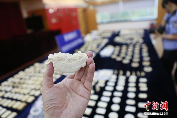 图为黄埔海关查获的走私象牙制品。3