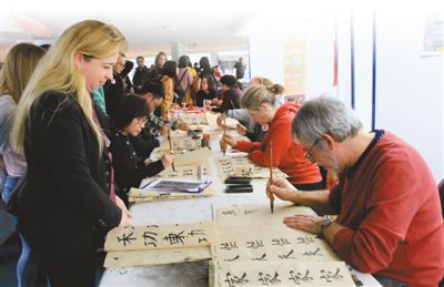 比利时布鲁塞尔孔子学院的学员在展示书法学习成果 比利时布鲁塞尔孔子学院的学员在展示书法学习成果