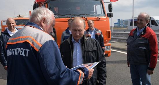 亿万富翁承包的这个项目通车 普京亲自驾卡车验收